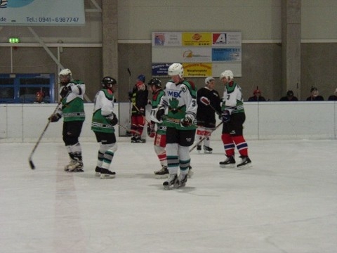 http://www.ratisbona-bullfrogs.de/pixlie/cache/vs_2003_12_13%20-%20Spiel%20gegen%20Diesenbach%20Biber_P1010009.JPG