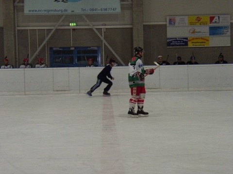 http://www.ratisbona-bullfrogs.de/pixlie/cache/vs_2003_12_13%20-%20Spiel%20gegen%20Diesenbach%20Biber_P1010010.JPG