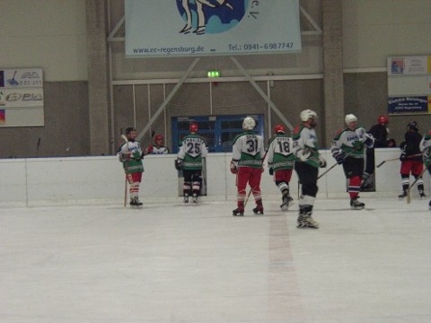 http://www.ratisbona-bullfrogs.de/pixlie/cache/vs_2003_12_13%20-%20Spiel%20gegen%20Diesenbach%20Biber_P1010013.JPG