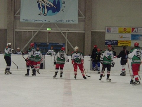 http://www.ratisbona-bullfrogs.de/pixlie/cache/vs_2003_12_13%20-%20Spiel%20gegen%20Diesenbach%20Biber_P1010022.JPG