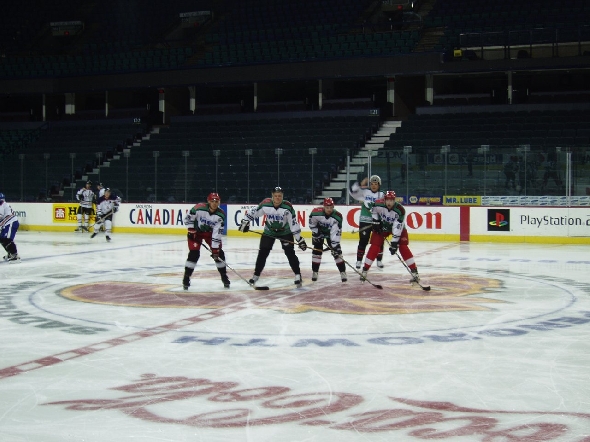 http://www.ratisbona-bullfrogs.de/pixlie/cache/vs_2004_11_02%20-%20Spiel%20gegen%20die%20Calgary%20Global%20Pylons_01_Pb030115.jpg