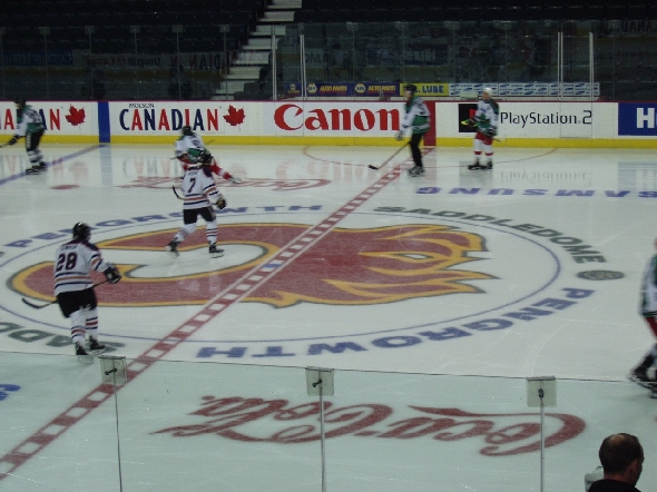 http://www.ratisbona-bullfrogs.de/pixlie/cache/vs_2004_11_02%20-%20Spiel%20gegen%20die%20Calgary%20Global%20Pylons_06_Pb030109.jpg