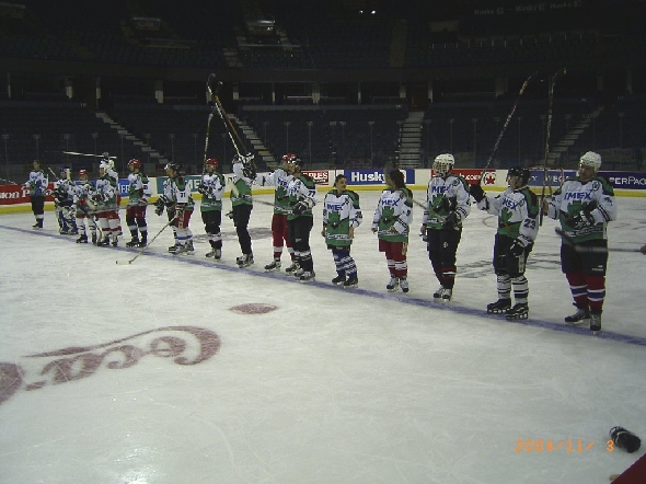 http://www.ratisbona-bullfrogs.de/pixlie/cache/vs_2004_11_02%20-%20Spiel%20gegen%20die%20Calgary%20Global%20Pylons_13_Rimg0123.jpg