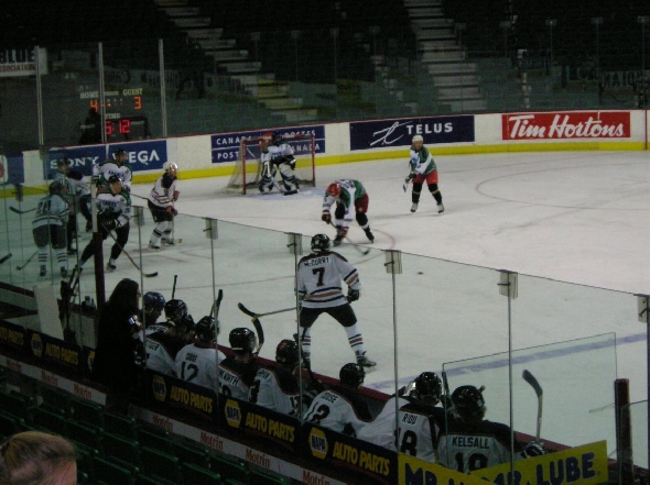 http://www.ratisbona-bullfrogs.de/pixlie/cache/vs_2004_11_02%20-%20Spiel%20gegen%20die%20Calgary%20Global%20Pylons_21_P1010082.jpg