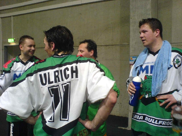 http://www.ratisbona-bullfrogs.de/pixlie/cache/vs_2006_05_27%20-%20Spiel%20gegen%20Red%20Cracks%20Geiselh%F6ring_DSC00088.JPG