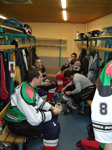http://www.ratisbona-bullfrogs.de/pixlie/cache/vs_2008_12_14%20-%20Spiel%20gegen%20Uniteam%20Regensburg_DSCF0056.jpg