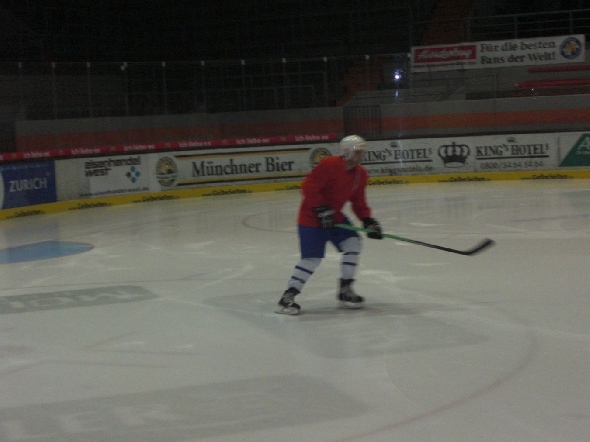 http://www.ratisbona-bullfrogs.de/pixlie/cache/vs_2010_01_05%20-%20Uwe%20Daschner%20beim%20EHC%20M%FCnchen_Cimg6410.jpg