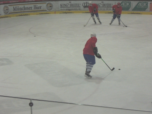 http://www.ratisbona-bullfrogs.de/pixlie/cache/vs_2010_01_05%20-%20Uwe%20Daschner%20beim%20EHC%20M%FCnchen_Cimg6426.jpg