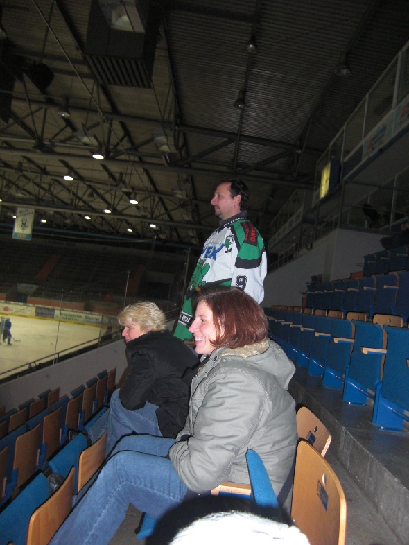 http://www.ratisbona-bullfrogs.de/pixlie/cache/vs_2010_01_05%20-%20Uwe%20Daschner%20beim%20EHC%20M%FCnchen_Cimg6432.jpg