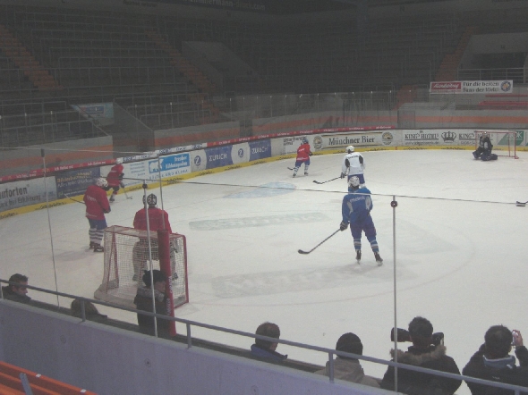 http://www.ratisbona-bullfrogs.de/pixlie/cache/vs_2010_01_05%20-%20Uwe%20Daschner%20beim%20EHC%20M%FCnchen_Cimg6434.jpg