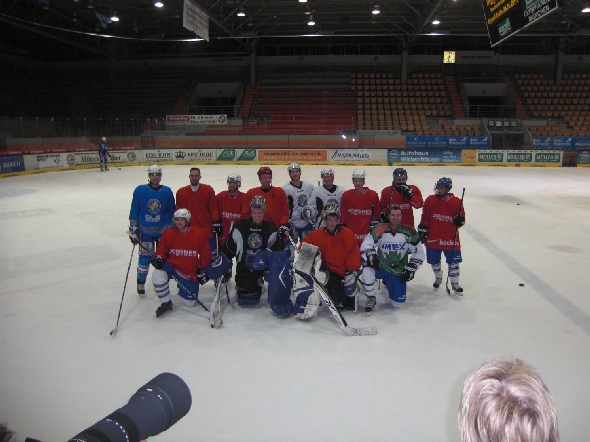 http://www.ratisbona-bullfrogs.de/pixlie/cache/vs_2010_01_05%20-%20Uwe%20Daschner%20beim%20EHC%20M%FCnchen_Cimg6437.jpg