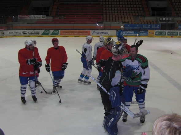 http://www.ratisbona-bullfrogs.de/pixlie/cache/vs_2010_01_05%20-%20Uwe%20Daschner%20beim%20EHC%20M%FCnchen_Cimg6439.jpg