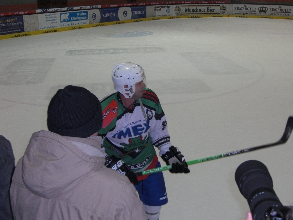 http://www.ratisbona-bullfrogs.de/pixlie/cache/vs_2010_01_05%20-%20Uwe%20Daschner%20beim%20EHC%20M%FCnchen_Cimg6440.jpg