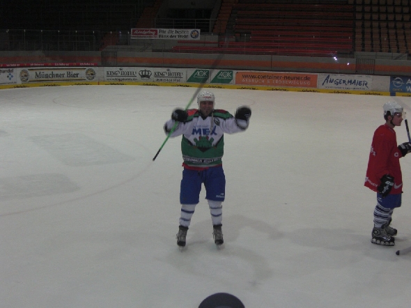 http://www.ratisbona-bullfrogs.de/pixlie/cache/vs_2010_01_05%20-%20Uwe%20Daschner%20beim%20EHC%20M%FCnchen_Cimg6443.jpg