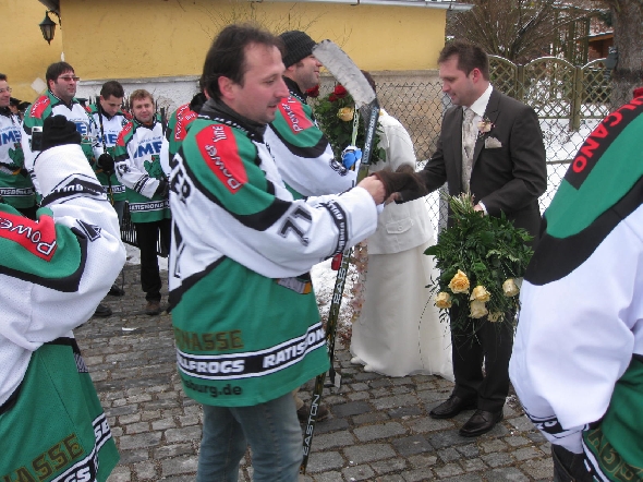 http://www.ratisbona-bullfrogs.de/pixlie/cache/vs_2010_01_09%20-%20Hochzeit%20Stephan%20Huber_IMG_2294.JPG